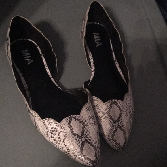 New with out tags- adorable MIA snakeskin flats! - Picture 3 of 4